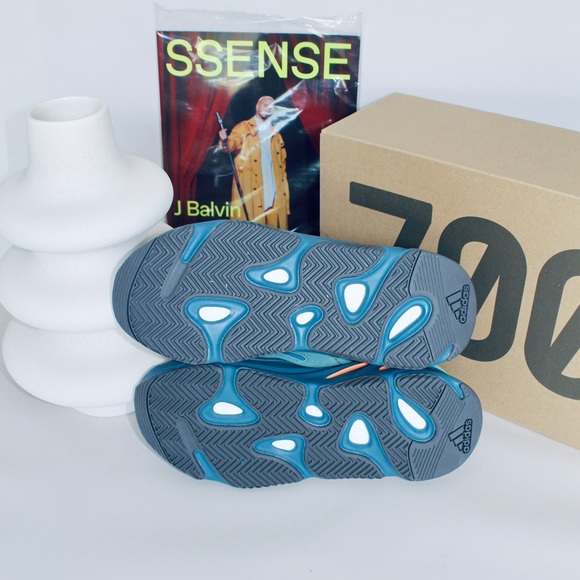 YEEZY Boosts 700 Faded Azure - Picture 3 of 5